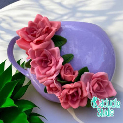 Taza de rosas hecha a mano